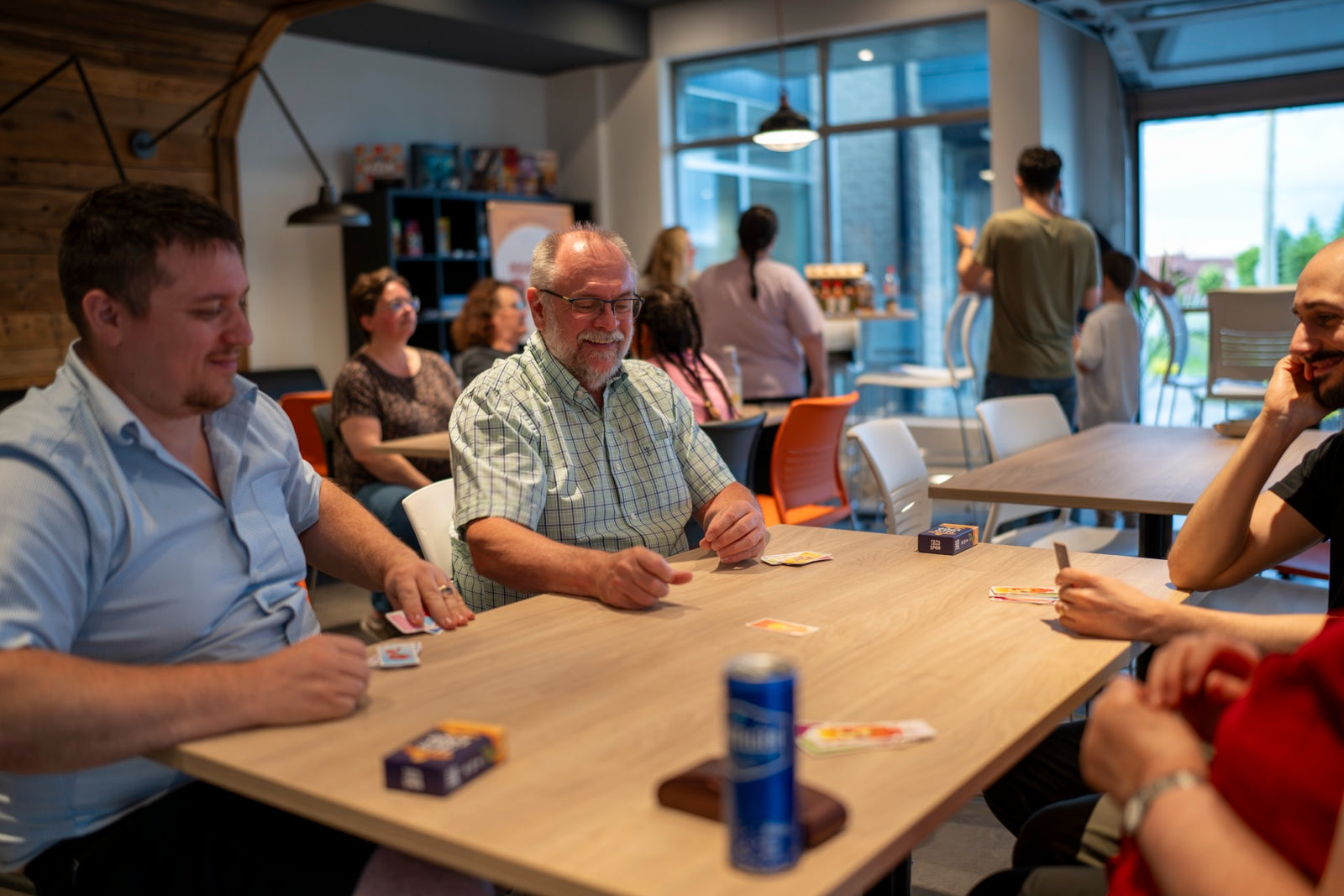 Joueurs autour de la table chez AdventureBox · Sherbrooke