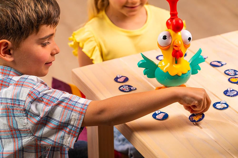 Des enfants appuient sur l'aile du coq de Cock-A-Doodle (photo de l'éditeur)