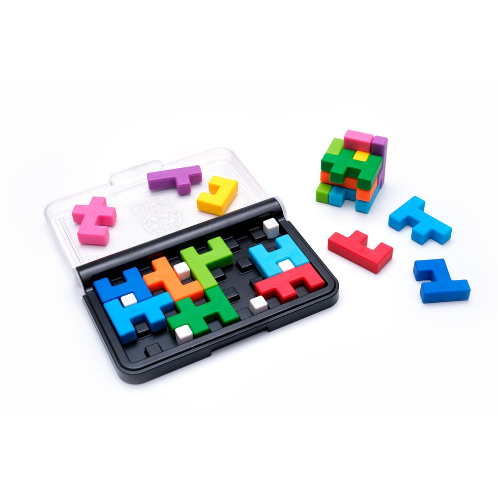 Contenu d'IQ Quub : plateau noir à couvercle transparent en partie rempli, pièces colorées détachées et cube 3D